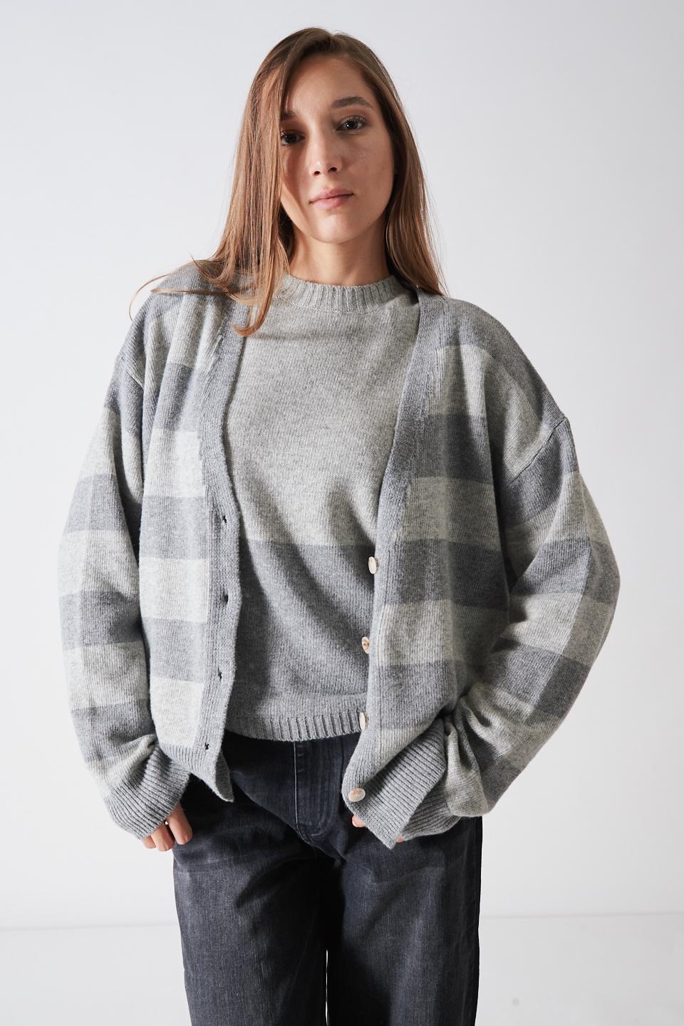 Cardigan scollo V rigato grigio/perla - Autunno - Inverno 2025 | Brend